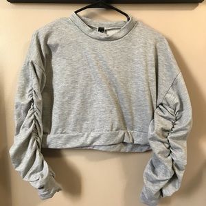 Gray cropped hoodie with ruched sleeves. S.